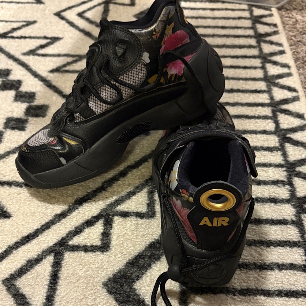 EUC Nike 2019 Women’s Floral Air Swoopes 2 Sneakers